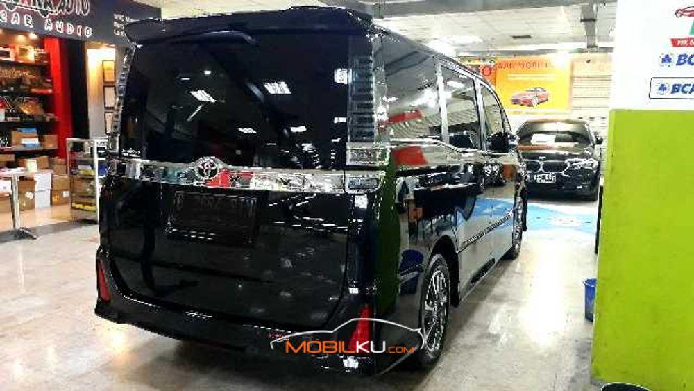 Mobil Toyota Voxy 2019