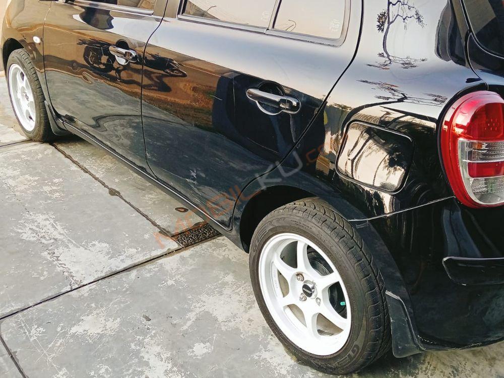 Mobil Nissan March 2013