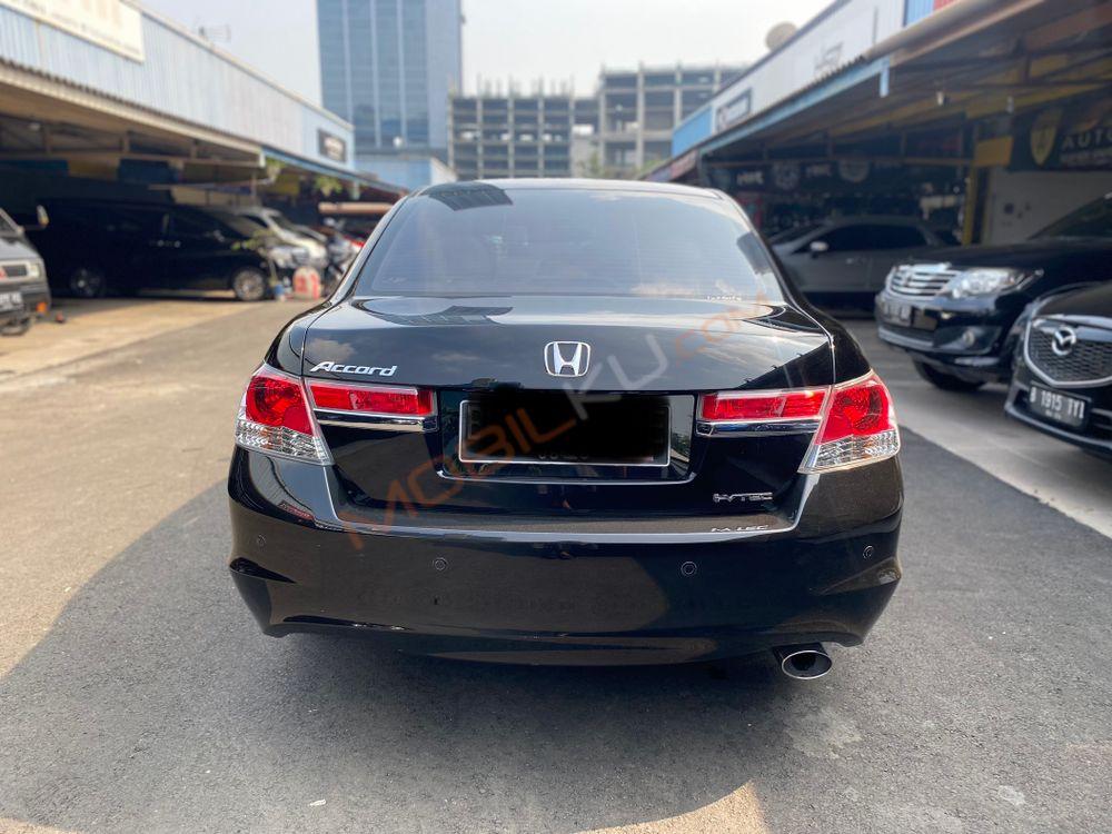 Mobil Honda Accord 2011