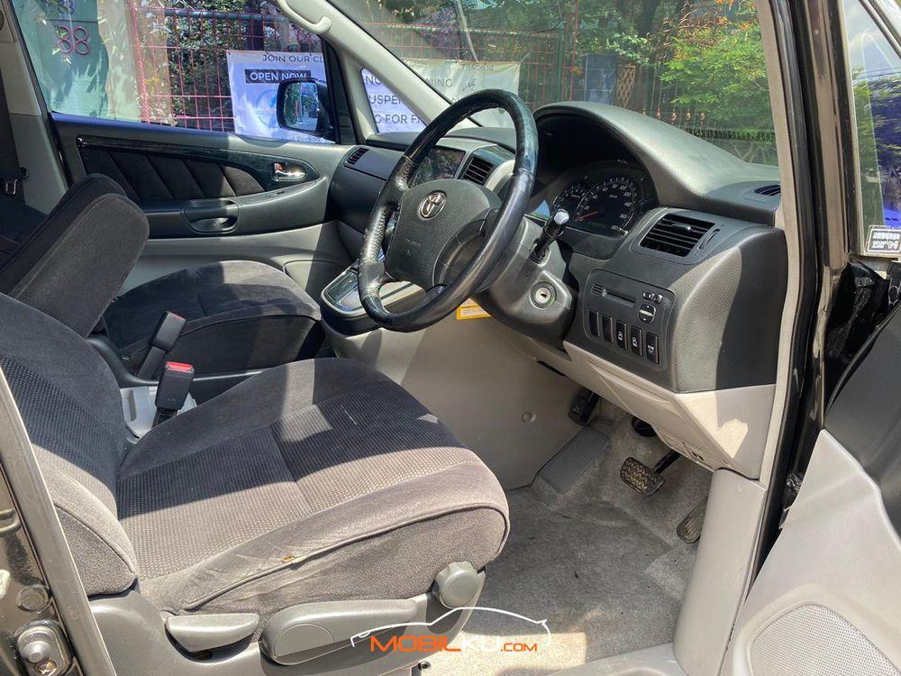 Mobil Toyota Alphard 2004
