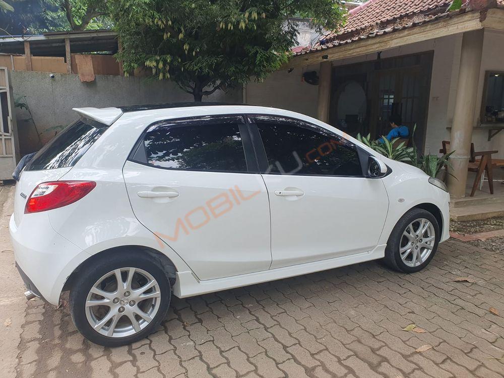 Mobil Mazda 2 Hatchback 2011