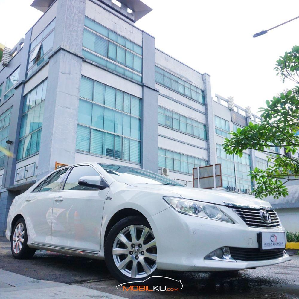 Mobil Toyota Camry 2013