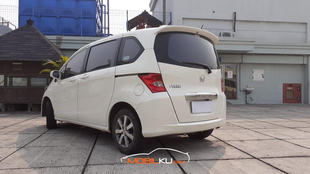 Mobil Honda Freed 2011