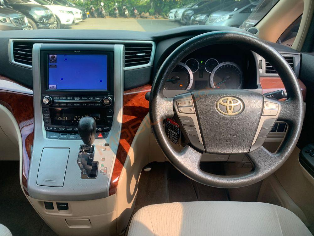 Mobil Toyota Alphard 2009