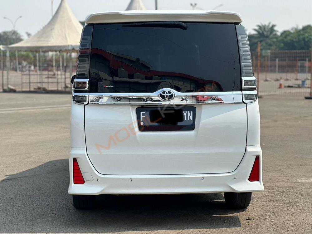 Mobil Toyota Voxy 2019