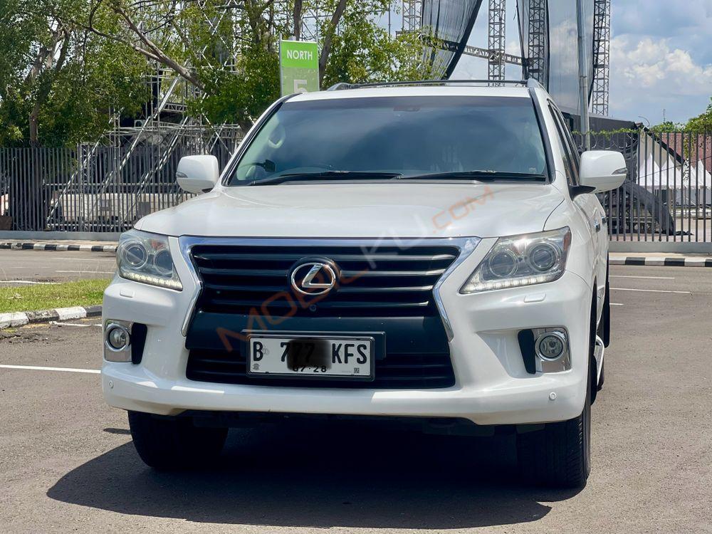 Mobil Lexus LX 2013