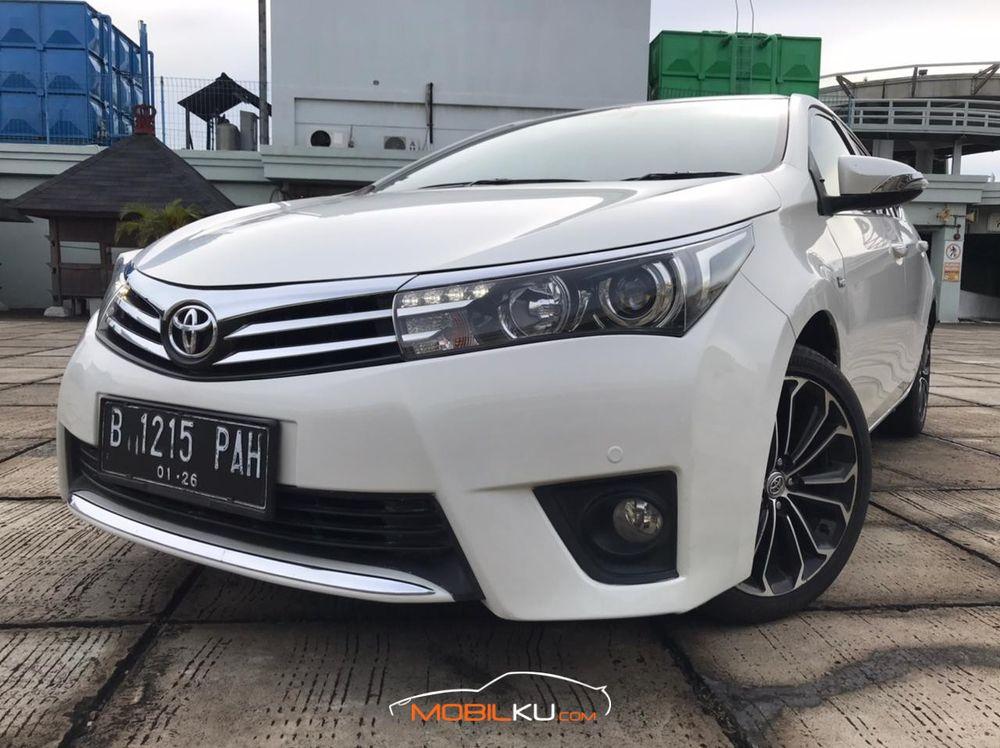 Mobil Toyota Corolla 2015