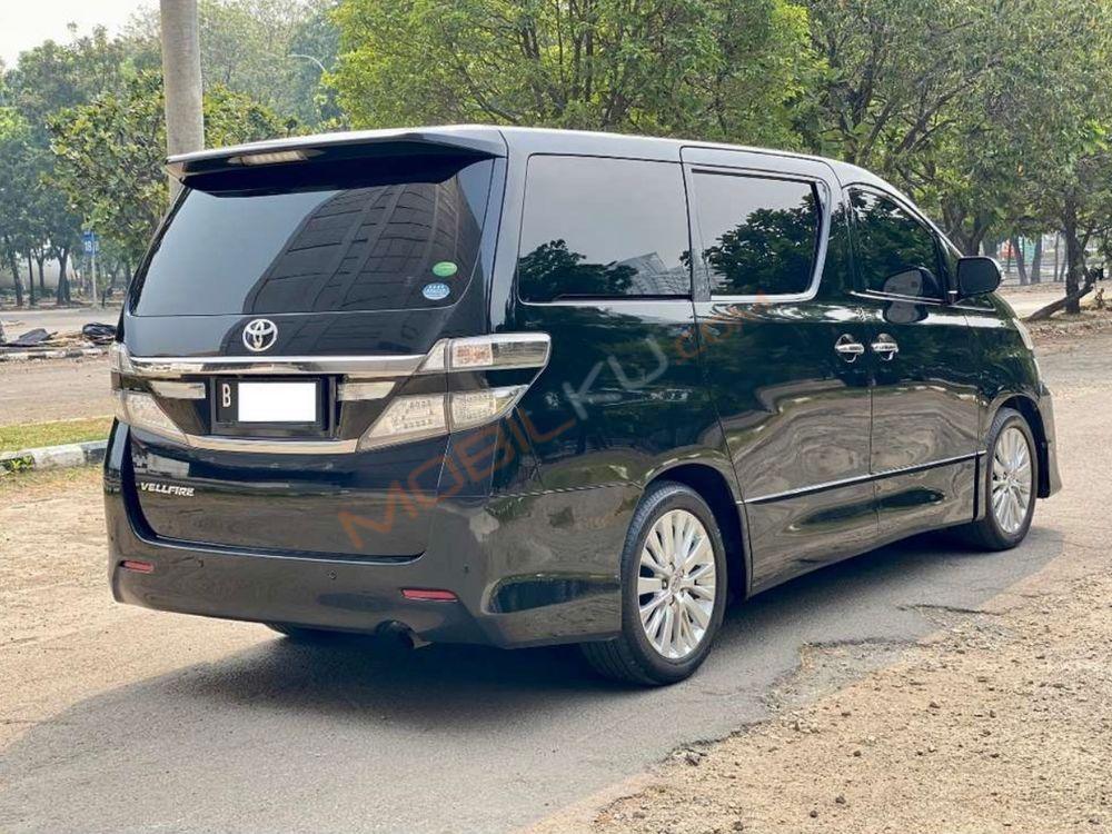 Mobil Toyota Vellfire 2013