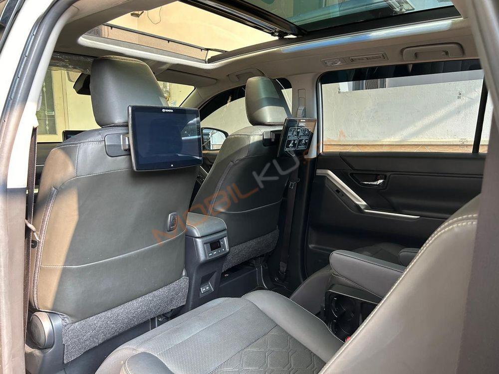 Mobil Toyota Kijang Innova Zenix 2023