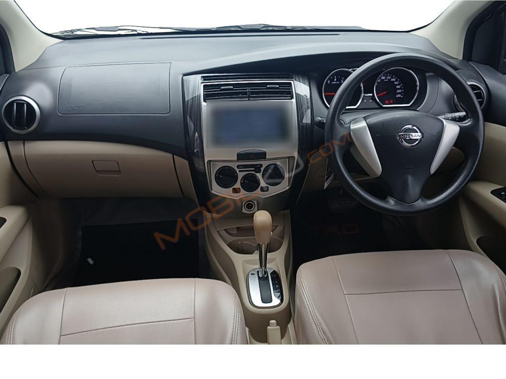 Mobil Nissan Grand Livina 2017