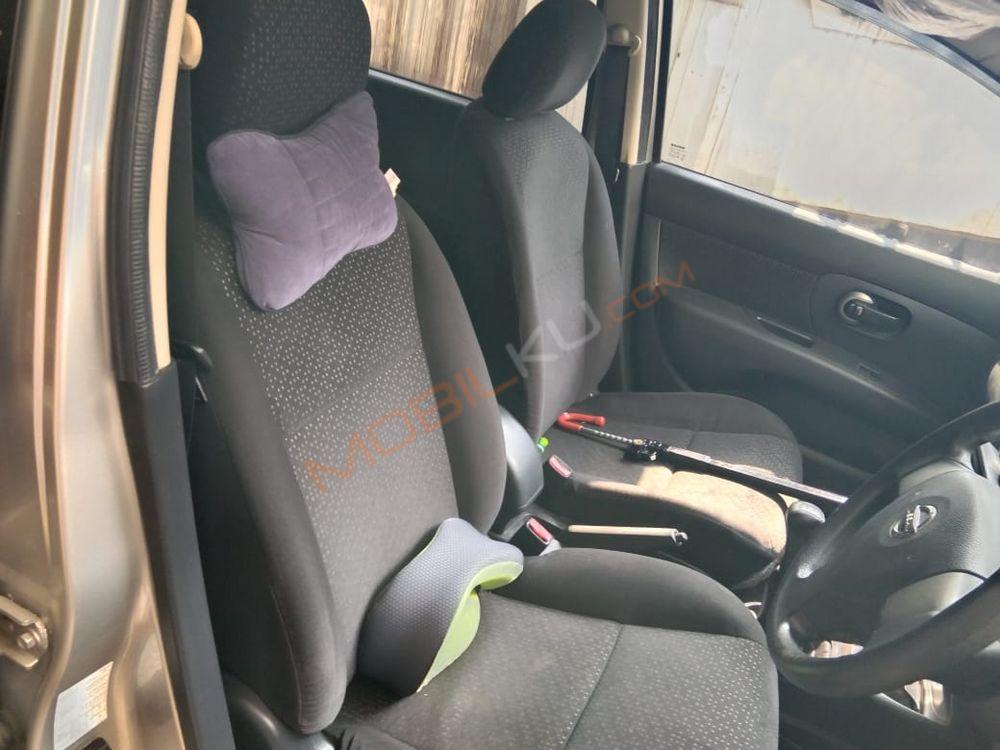 Mobil Nissan Grand Livina 2012