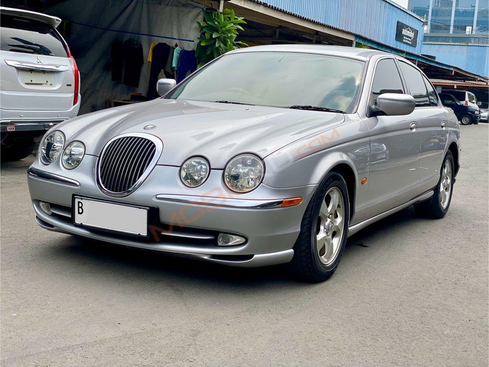 Mobil Jaguar S-Type 2001