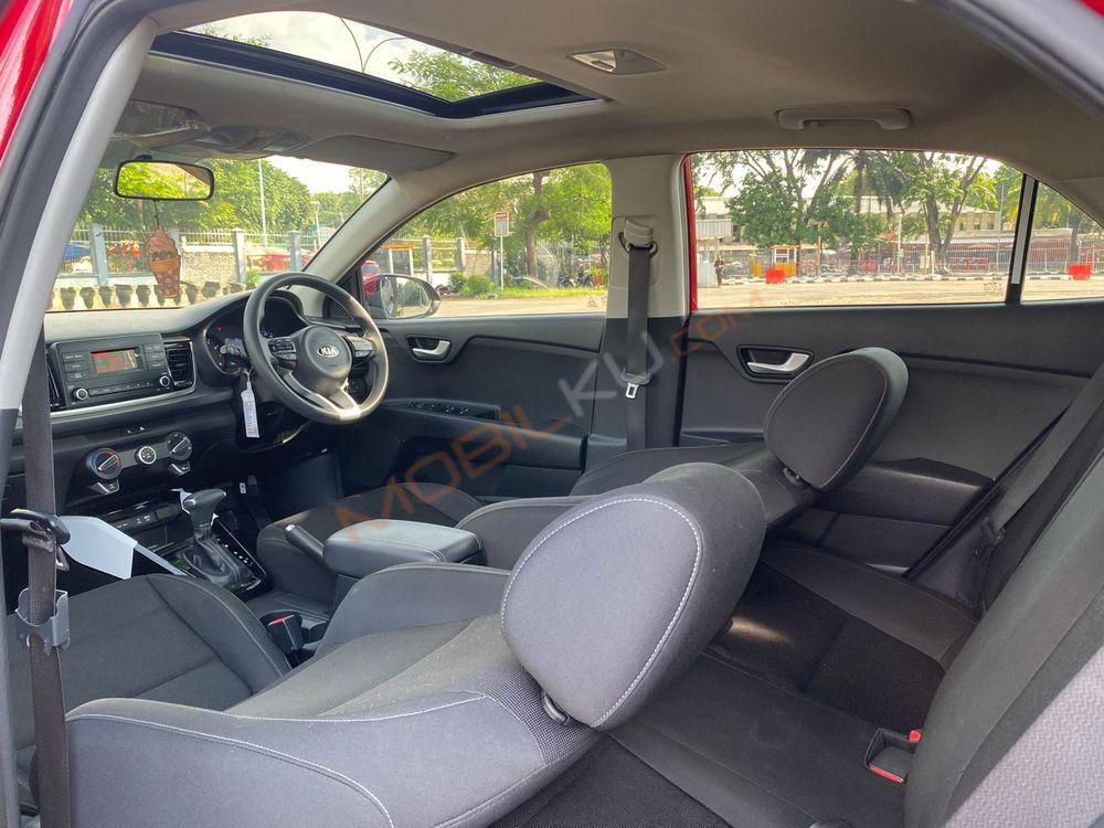 Mobil Kia Rio 2017