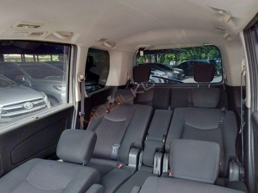 Mobil Nissan Serena 2013