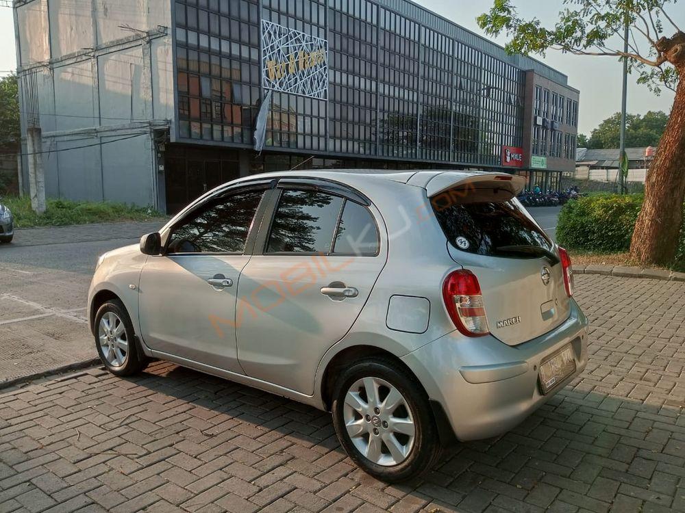 Mobil Nissan March 2013