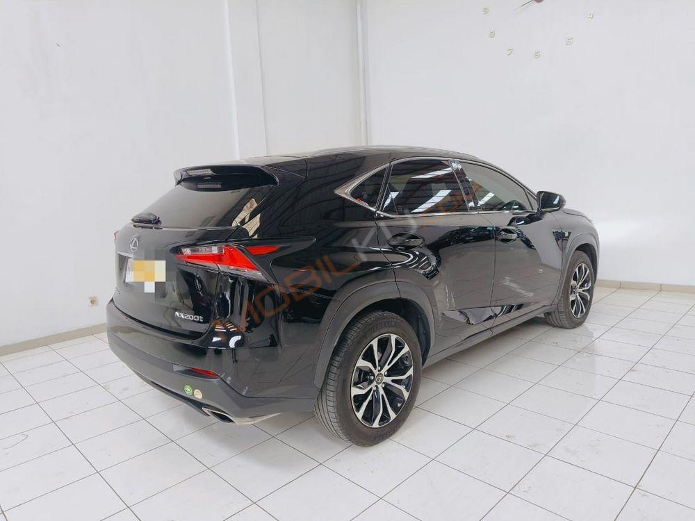 Mobil Lexus NX 2017