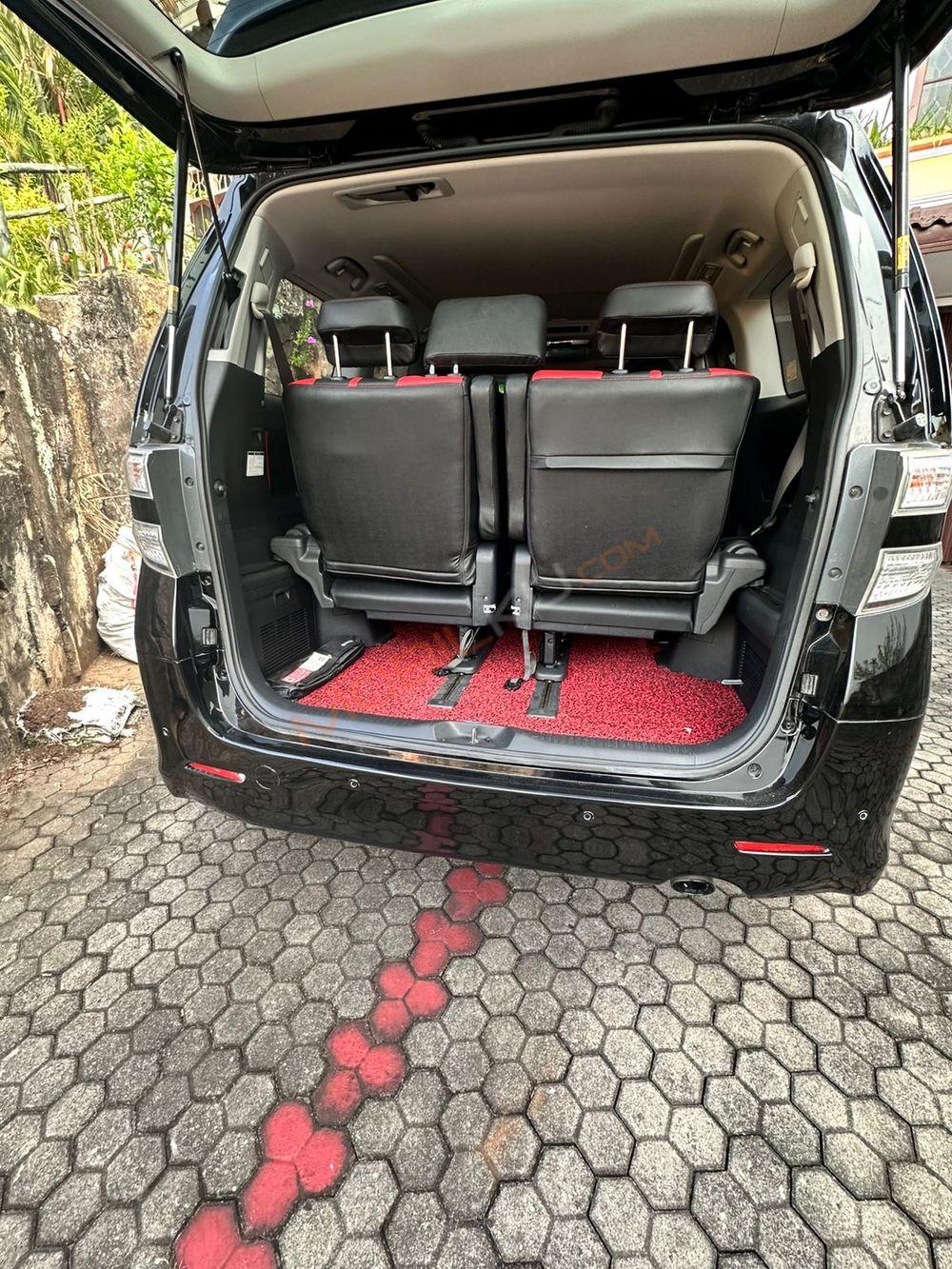 Mobil Toyota Vellfire 2010
