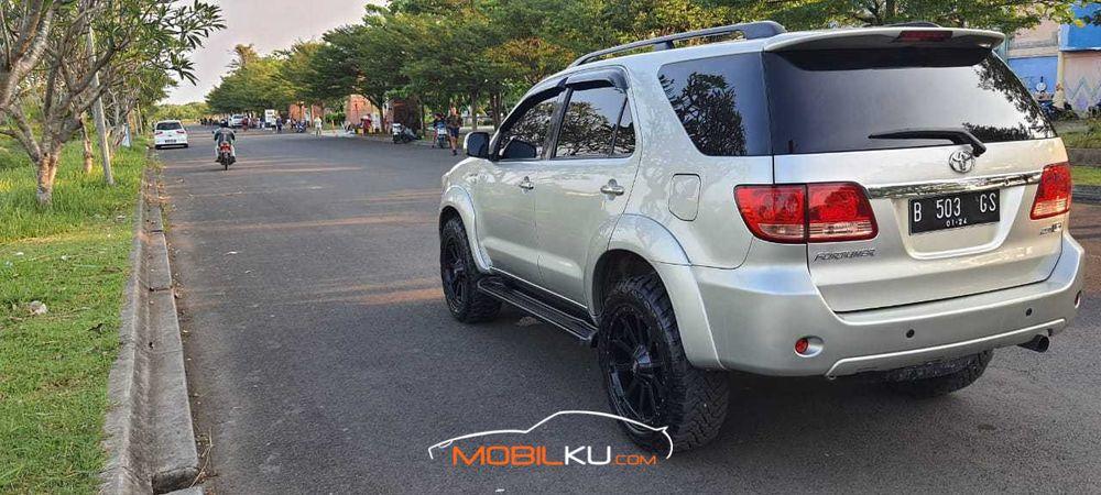 Mobil Toyota Fortuner 2005