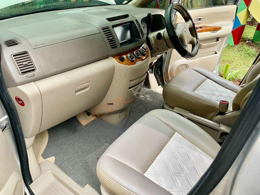 Mobil Nissan Serena 2012