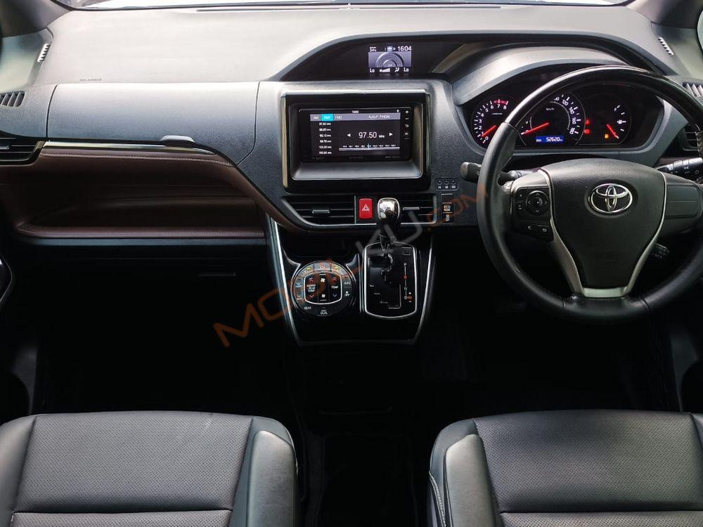 Mobil Toyota Voxy 2019