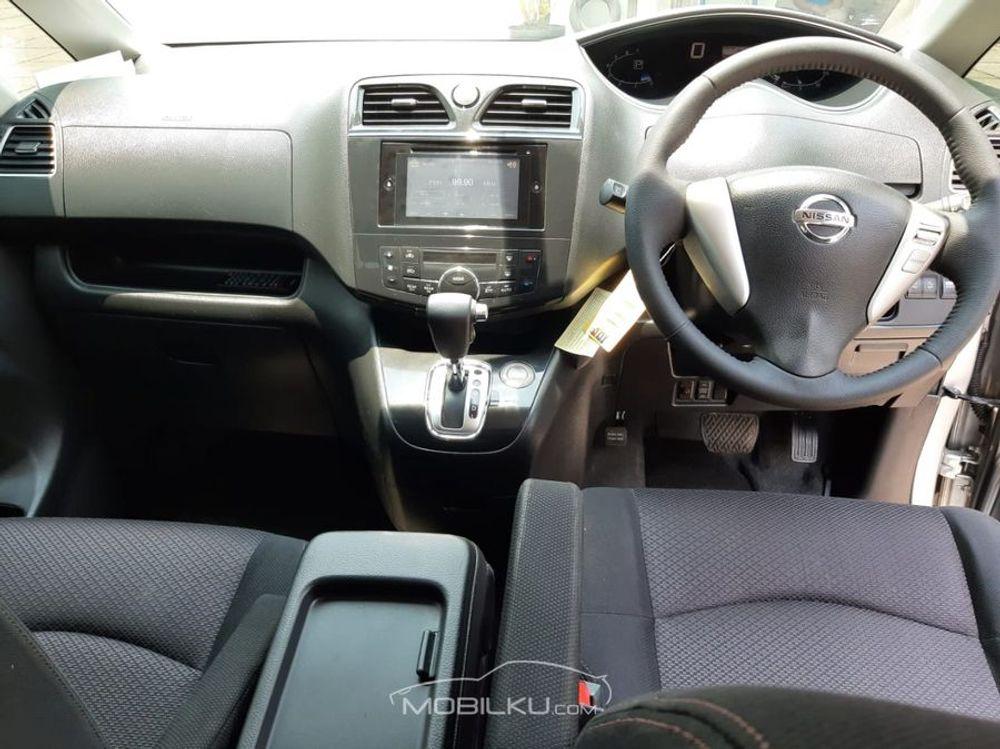 Mobil Nissan Serena 2013