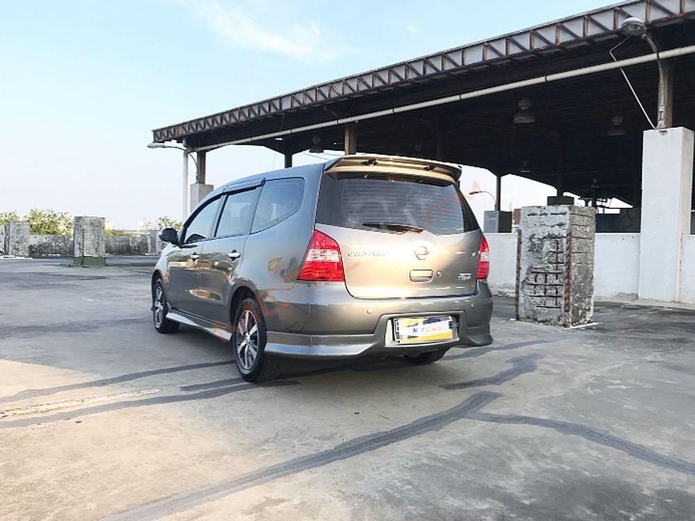 Mobil Nissan Grand Livina 2013