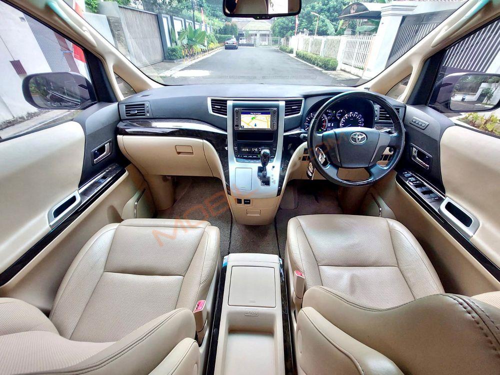 Mobil Toyota Alphard 2012