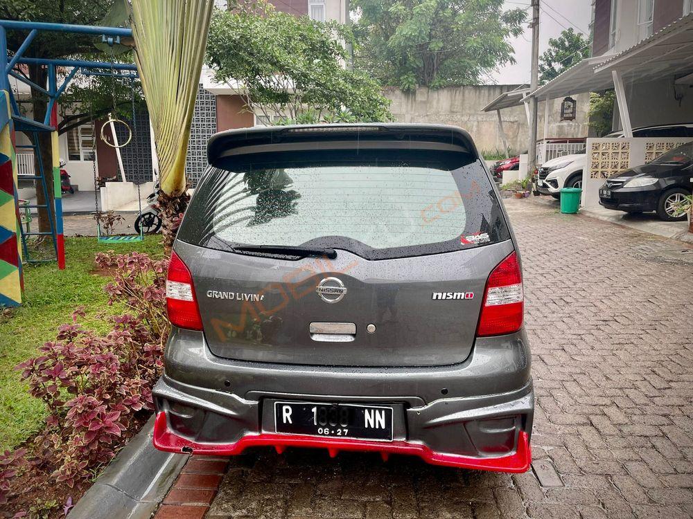Mobil Nissan Grand Livina 2009