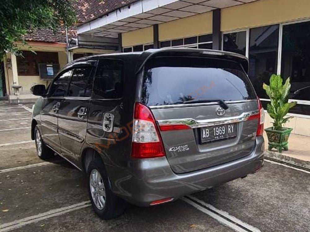 Mobil Toyota Kijang Innova 2013