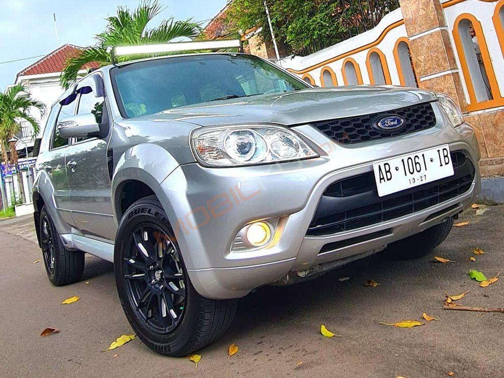 Mobil Ford Escape 2011