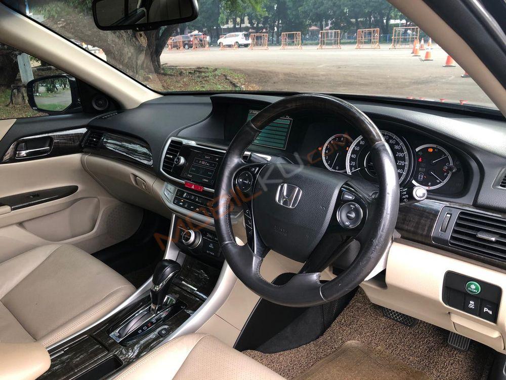 Mobil Honda Accord 2013