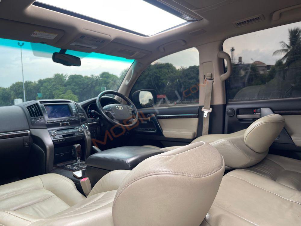 Mobil Toyota Land Cruiser 2010