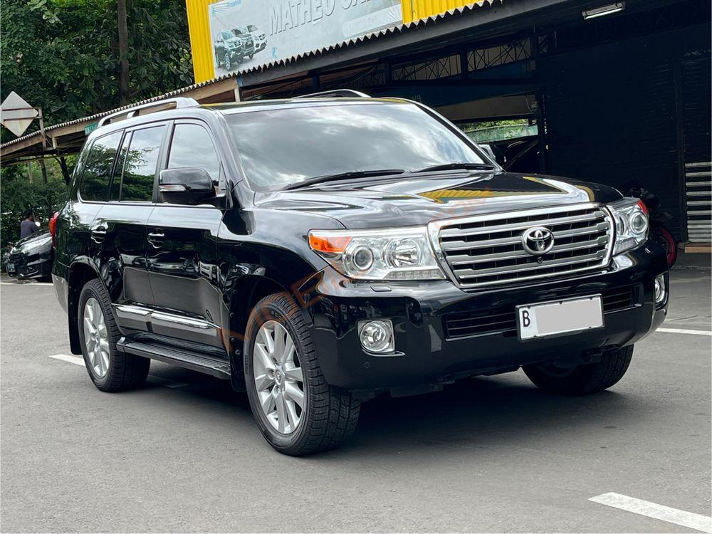 Mobil Toyota Land Cruiser 2013