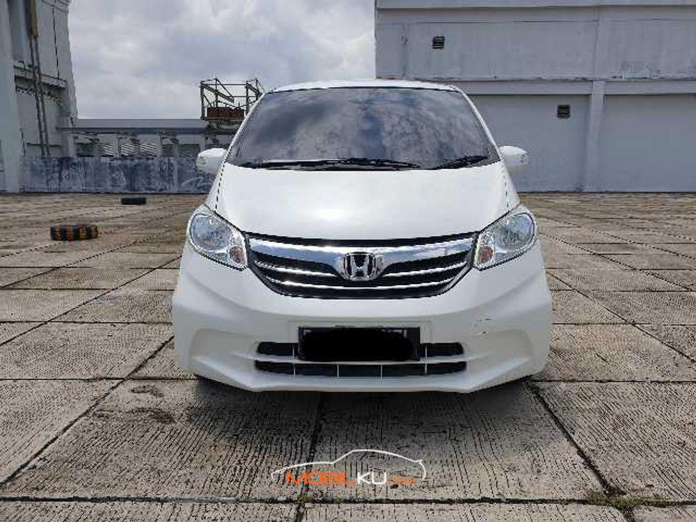 Mobil Honda Freed 2013