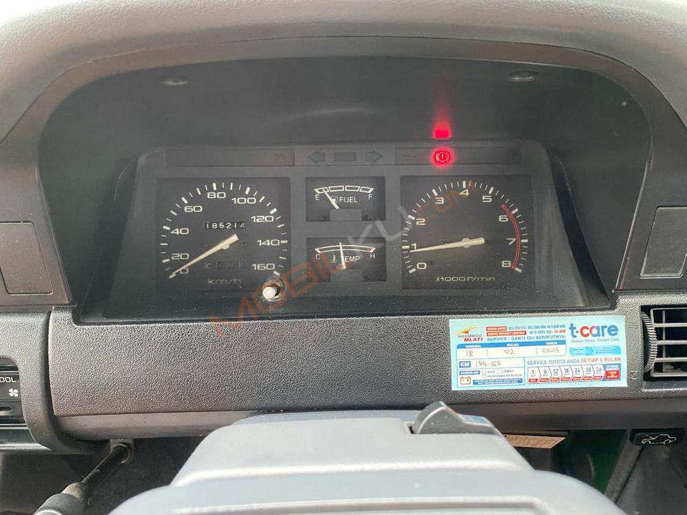 Mobil Toyota Kijang 1996