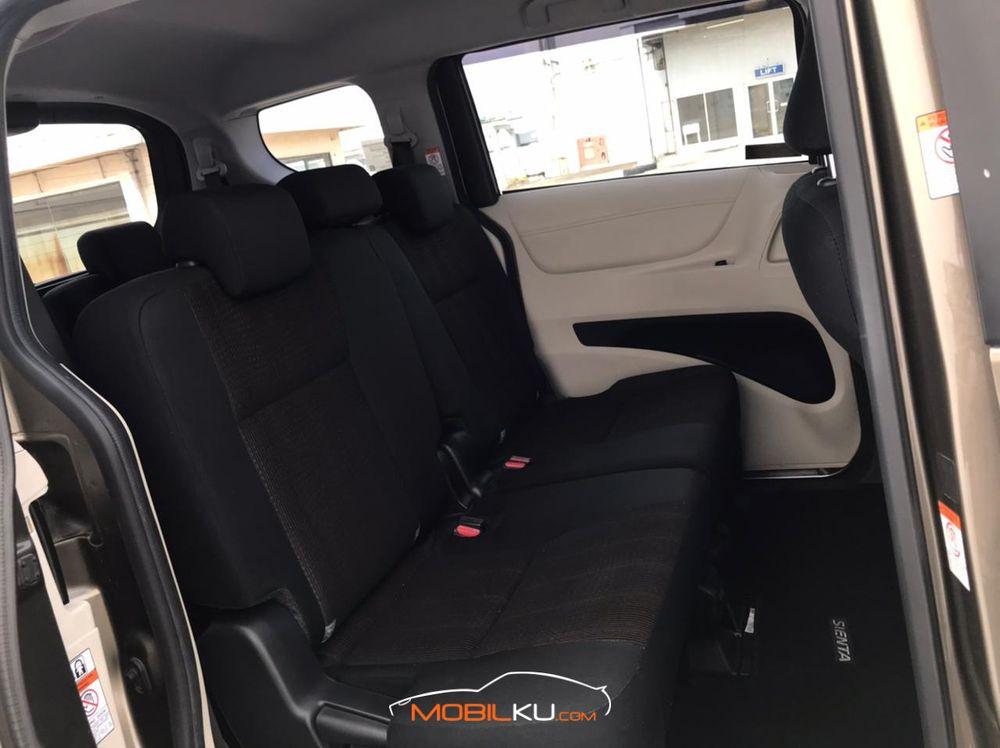 Mobil Toyota Sienta 2017