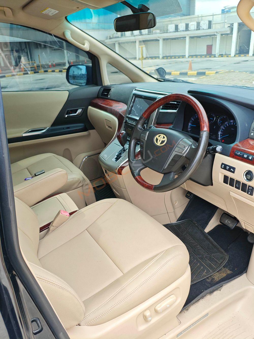 Mobil Toyota Vellfire 2010