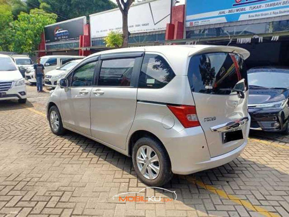 Mobil Honda Freed 2015