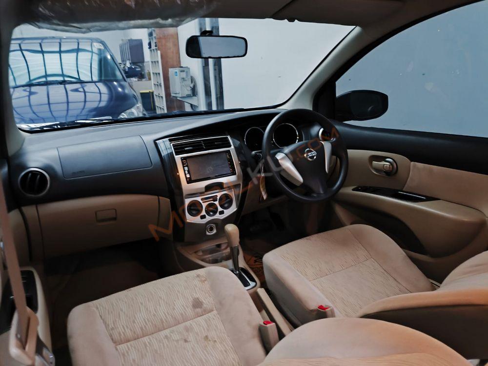 Mobil Nissan Grand Livina 2018