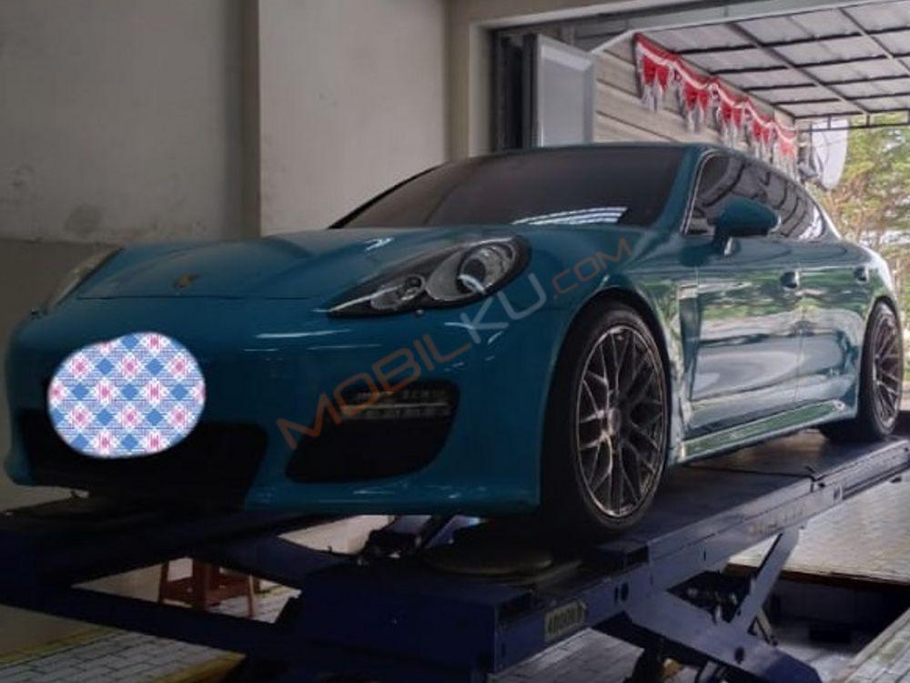 Mobil Porsche Panamera 2011