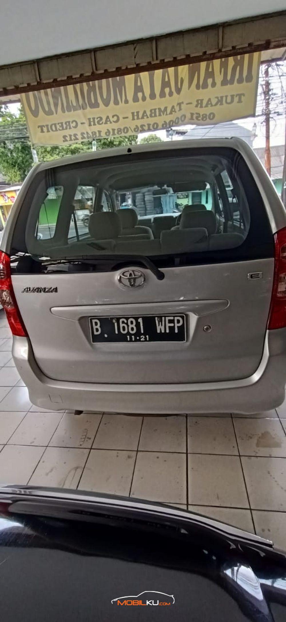 Mobil Toyota Avanza 2011