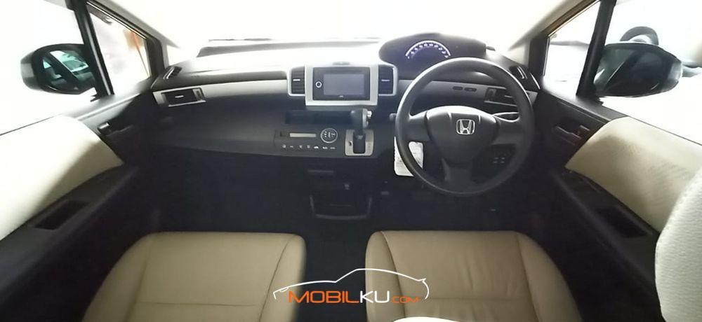 Mobil Honda Freed 2013