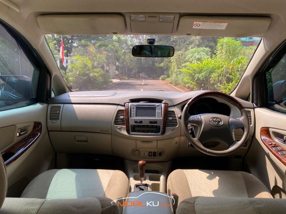 Mobil Toyota Kijang Innova 2014