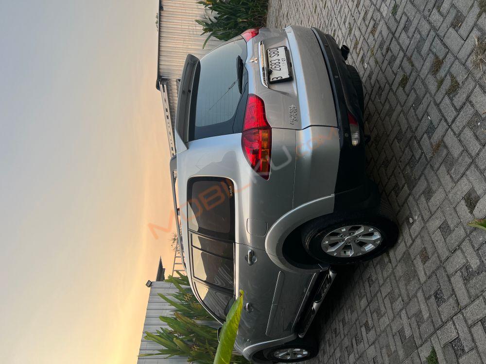 Mobil Mitsubishi Pajero 2012