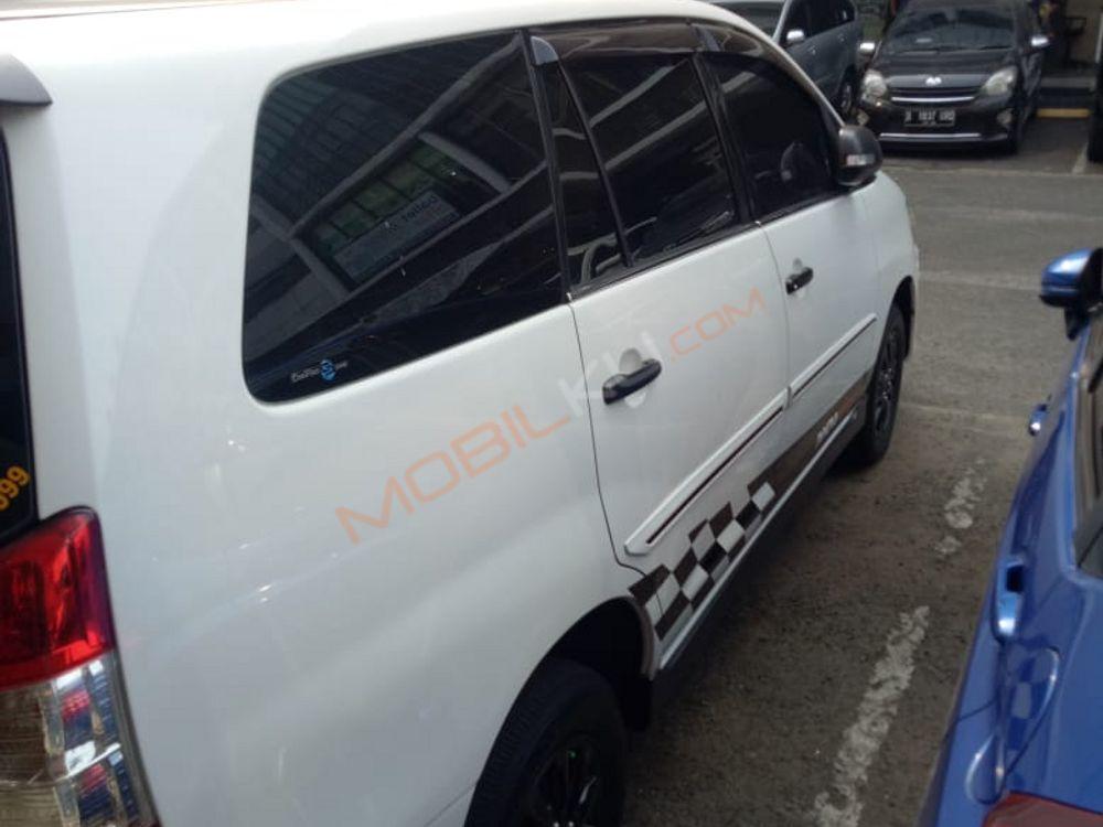Mobil Toyota Kijang Innova 2012