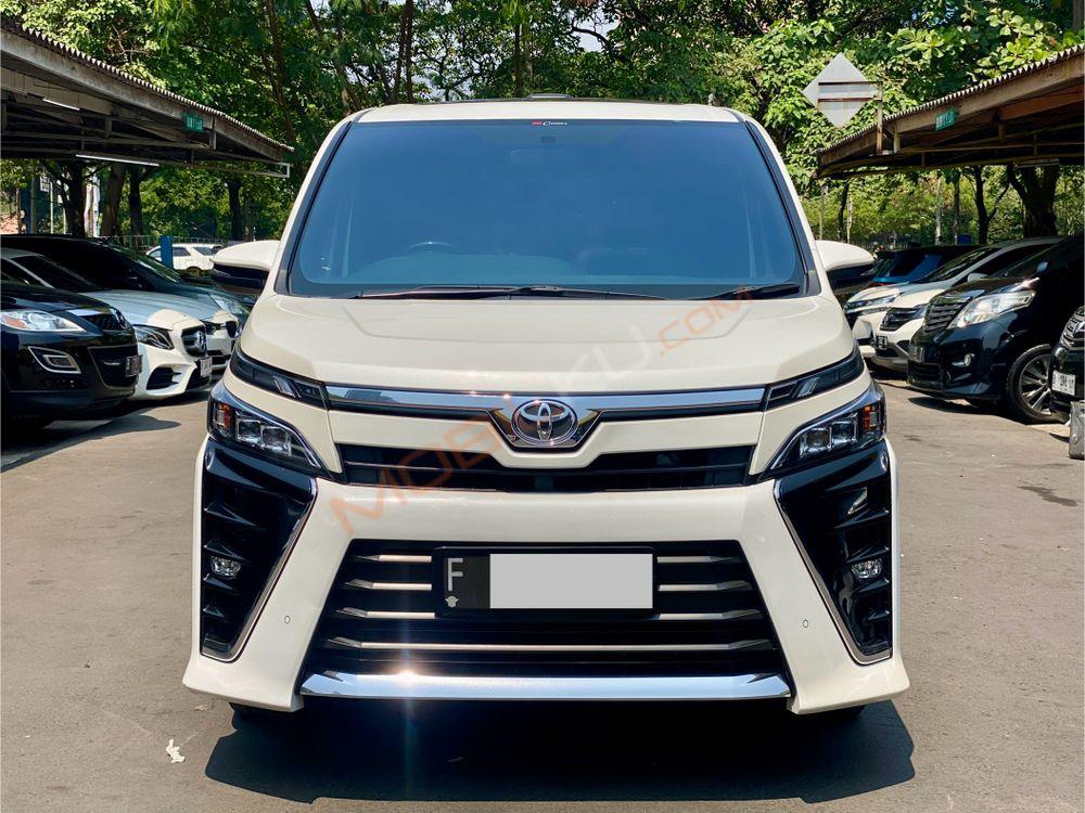 Mobil Toyota Voxy 2018