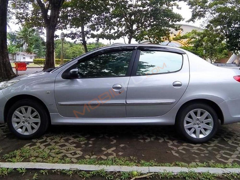 Mobil Peugeot 207 2012