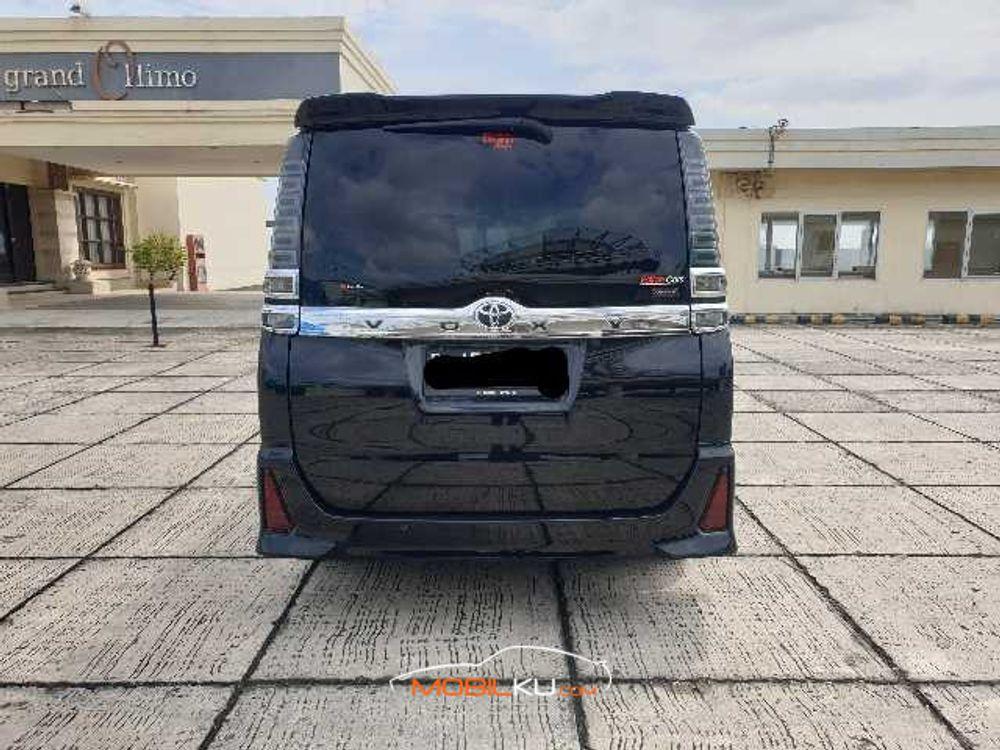 Mobil Toyota Voxy 2018