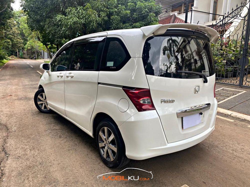 Mobil Honda Freed 2010