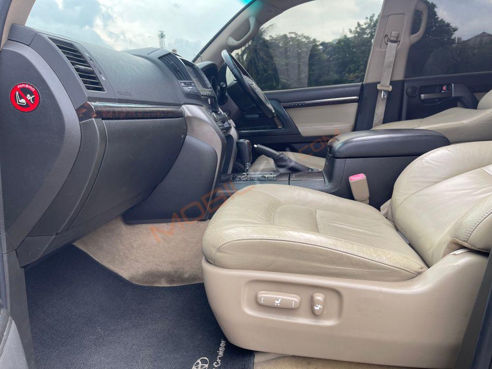 Mobil Toyota Land Cruiser 2010